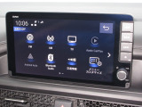 ナビゲーションは純正9インチメモリーナビ(LXM-242ZFNi)を装着しております。AM、FM、Bluetooth、フルセグTVがご使用いただけます。初めて訪れた場所でも安心ですね!