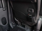 シートバックポケット〈運転席・助手席〉(スマートフォン・タブレット収納付)