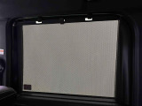後席にお乗りの方が眩しくないように日差しを軽減する格納式リヤドアサンシェードが付いてます