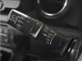 ◆ワイパー・ウォッシャースイッチ◆ワイパーは雨量に応じて切り替え可能なスイッチがついており、ウォッシャースイッチは手前に引くと噴射してフロントガラスを綺麗にしてくれます。