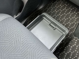 助手席シートの下に、便利な前後スライド式のアンダーボックスを装備。運転用の替え靴や、車内に常備したいこども用品、着がえた服などを収納できます