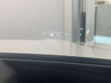 【ヘッドアップディスプレイ】現在の車速表示や目的地へのルート案内やメディア関連のリストを表示する事が可能です。視線移動を減らす事によりドライブに集中して頂けます。