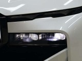 LEDヘッドライトは先進のLEDテクノロジーを採用。照射される白色光の周波性は太陽に近くバイキセノンヘッドライトを上回るコントラストでさらに明るく輝きます。