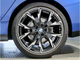 【BMWアロイホイル】軽量かつ強度に拘ったアロイホイル。走行性能ポテンシャルを引き出す設計。車の足元を引き締めてくれる大きなポイントはアロイホイルです。