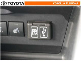 ポータブルオーディオなどの機器を接続して、車両のスピーカーで聞くことができます。