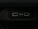 後部座席の方も使用しやすいよう、運転席と助手席の間に充電用USBジャックを2個装備!iPhoneはもちろん少しアンペアが高めのiPadも充電することが出来ます♪