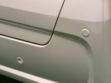 車の四隅にセンサーを施し死角になりやすい左右前後方向の障害物を感知することで、縦列駐車や車庫入れをサポートするコーナーセンサーが付いてます