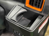 運転席側掘り込み式カップホルダー