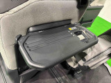 飲み物や食べ物を気軽に置ける格納式シートバックテーブルを、運転席と助手席の背もたれにご用意。車内の休憩も快適です!