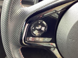 ステアリングにハンズフリー通話スイッチを装備。運転中でも手を離さずに通話操作ができるため、家族との連絡や急な電話にも安心して対応できます。