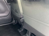 運転席・助手席のシートバックには小物を収納できるポケットが付いています。
