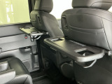 前席背面には格納式のテーブルも装備。食事やスマホ・タブレットでの動画視聴など様々な用途で活躍します。サイドにはちょっとした荷物がかけれる便利なコンビニフック付きです。