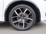 225/40R20インチ・アルミホイールになります。
