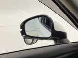 【サイドアンダーミラー】助手席側ドアミラーの下部についております。停車時・発進時などに車両左側の死角になった部分を確認するときに役立ちます。