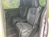 後席にはゆとりあるシートが並び、乗員それぞれが落ち着いて座れる空間です。窓から光が入り、アームレストやカップホルダーも備わるため、長めの移動でも過ごしやすそうです。