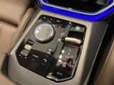 運転中にもオーディオの音量やFMの切り替えなどステアリングでの操作で切り替え可能なため、ステアリングから手を放す必要がない為、運転中でも操作が簡単でございます。
