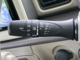 雨天時でも視界を確保し、安全運転をサポート。ワンタッチで操作できる便利なレバーです。