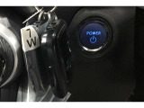 スマートキーを携帯していればキーを取り出さずにドアを施錠&解錠。クルマの始動も可能です。