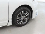 装着タイヤサイズは、225/60R18です。アルミホイールを装着しております。