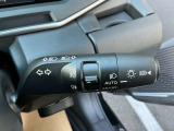 オートライトとは、自動車に装着された自動点灯式ライトのことです。周囲が暗くなるとライトが自動で点灯し、明るくなると自動で消灯する機能を持っています。