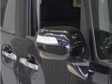 【ドアミラーウインカー】ウインカーと連動してミラー外側部分が点灯します。対向車や歩行者、並走するバイクや自転車からの視認性が上がります。
