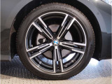 【BMWアロイホイル】軽量かつ強度に拘ったアロイホイル。走行性能ポテンシャルを引き出す設計。車の足元を引き締めてくれる大きなポイントはアロイホイルです。