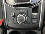 コマンダーコントロール。スイッチを探すことなく自然に手を下した位置に配置。手元を見ることなく、各種操作が行えます。