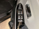 運転席側のフロントドアに全ドアのパワーウィンドウ開閉スイッチとウィンドウロックスイッチと電動格納式ドアミラーの操作スイッチが有るので手元でミラー調整ができるので便利です。