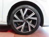215/45R17インチ・アルミホイールになります。