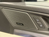 ハーマンカードンは移動中の車内空間をより快適に過ごす為のスピーカーで600W・9チャンネル・サラウンド・車両専用のイコライザーが装備され、良質な音源でございます。
