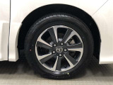 16インチ純正アルミホイール(205/60R16)装着です。