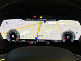 スピードメーターなどの運転に必要な計器とともに、オーディオ・電話の操作画面などを表示。レイアウトはステアリングスイッチで切り替えでき運転に集中しながら必要な情報を瞬時に得ることが可能。