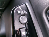 電動格納式ミラーなので、対向車などとのすれ違い時にも便利です。また、ドアロック連動で自動格納します。