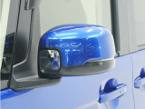 ◆ドアミラーウインカー◆ドアミラーにウインカーを装備しています。対向車に自身の進行方向を合図し安全に運転できます。