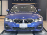 【キドニーグリル】BMWの代名詞。一目見ただけでBMWであると認識できる確固たるアイコンとして存在感を放ちます。キドニーグリルは80年以上続く伝統の形でございます。変わらないこだわりのデザインです