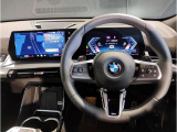 BMWのステアリングはドライバーと車体が一体感に感じれるような操作性を実現しております。また、握りやすさや操作性を向上するためにスイッチ類も配置されております。