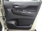 ◇運転席扉 内側部分になります◇【パワーウィンドウ】窓の開け閉め楽々!少し換気したいな〜なんて時にササッと操作できますね♪