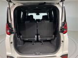 トランク収納スペースをご確認ください。荷物の積み下ろしがしやすい広さを確保しており、日常使いからレジャーまで幅広く活用できます。