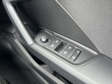 ミラーヒーター、ミラー格納、ミラー調整スイッチ、窓の開閉操作。Audiでは触感開発チームがあり、クリック感は操作する喜びを感じていただけます。