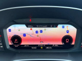 バーチャルコックピットに地図画面拡大で表示した画像です。周りの状況を広く把握出来ることに加えナビゲーション利用中の視線移動を少なくして安全運転に寄与します。