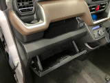 グローブボックスなどの多彩で便利な収納が設けられています。