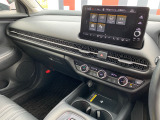 助手席周辺はこのようになっております。運転手だけでなく助手席に一緒に乗られる方も広々と快適にお乗り頂けるような設計です!各種装備を次の写真からご案内いたしますのでご覧ください。