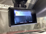 【別途SDカードの購入が必要です。また社外品は保証対象外となります。】運転中の映像・音声などを記録して、交通事故やトラブルが起きた時の正確な状況把握に役立つドライブレコーダーが装着済。
