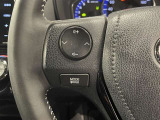 ステアリングスイッチ付きで、運転中に視線を前に向けたまま操作できます。