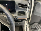 運転席側前部にドリンクホルダーあります♪運転中でも手が届きやすい位置にあって使い易いです♪