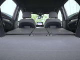 ●トランクスルー機能は、いざという時の強い味方。車の使い勝手を向上させます。