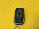 スマートキーはかばんやポケットに入れておけば、ドアのロックアンロックやエンジンの始動が可能!スマートキーからも両側自動スライドドアの開閉操作とパワーバックドア操作可能!スペアキーは欠品となります。