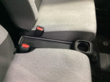 運転席からも助手席からも自由に使えるドリンクホルダー付。