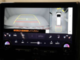 パノラミックビューモニターを装備。駐車場や交差点でクルマを真上から見るように周囲を確認できます。機能の詳細は販売店スタッフまでおたずねください。