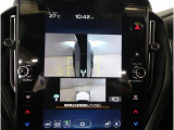 左右のサイドカメラ映像を同時に表示し、車両周囲の死角をしっかりカバー。狭い道や駐車時の接触リスクを減らし、安心して操作できる視界を確保します。